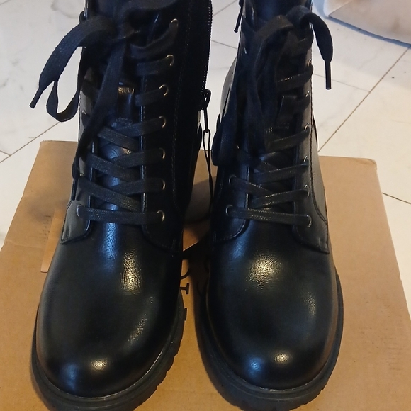 FRYE AND CO. Black Lace Up Boots - Picture 5 of 9